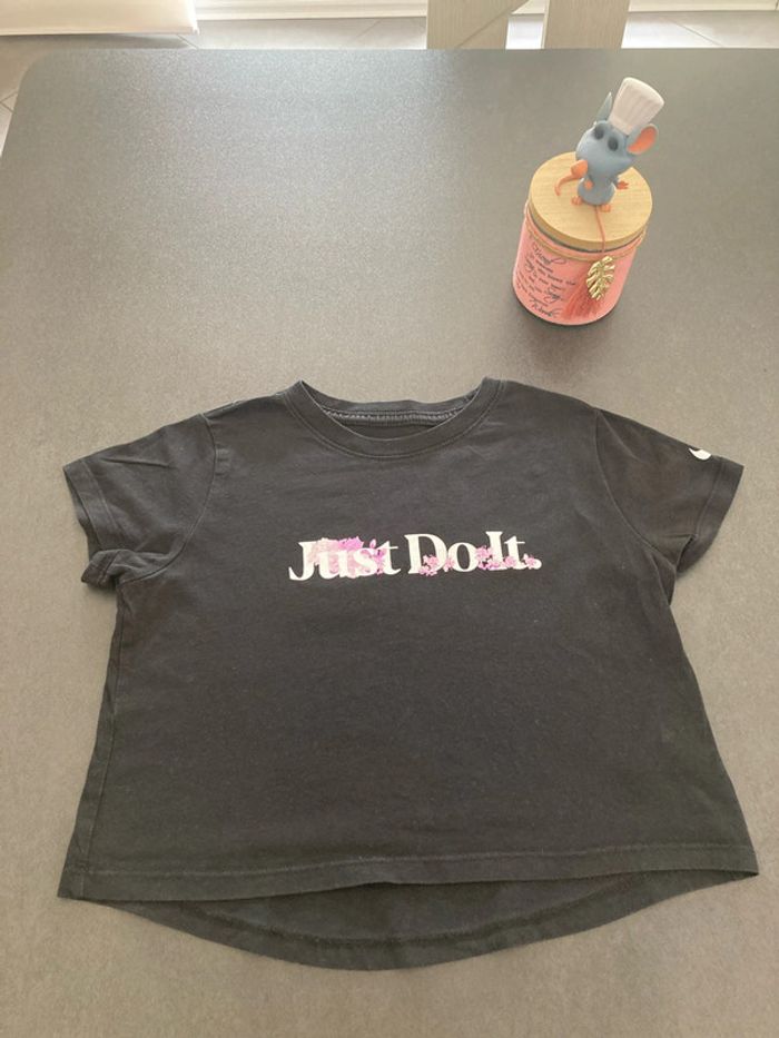 Nike tee shirt fille enfant taille 12 ans L 146 cms vêtement sport