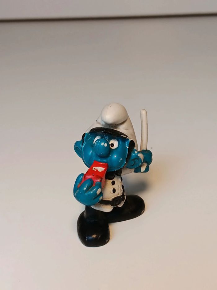 Figurine vintage 1981 Schtroumpf police schleich peyo made in portugal - photo numéro 2