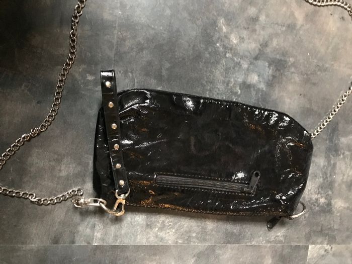Mini sac pochette Vinyl similicuir en bandoulière chaîne - photo numéro 4