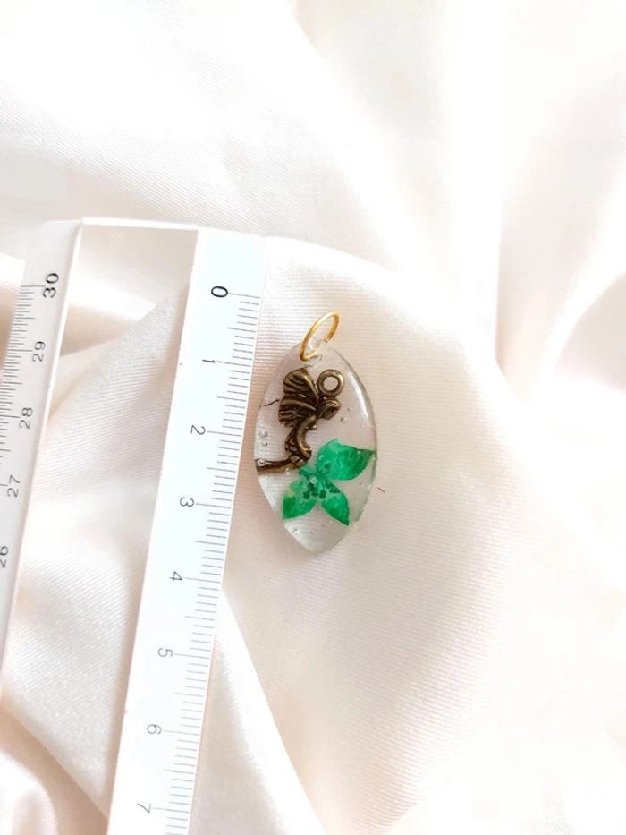 Pendentif fée en résine - photo numéro 3