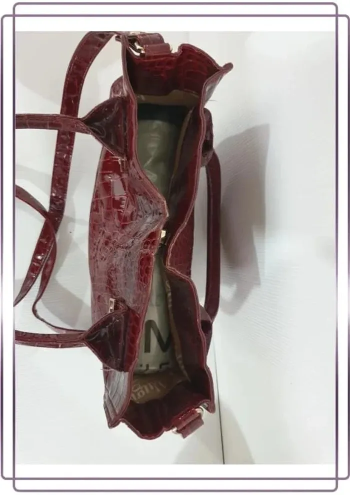Sac à main et bandoulière bordeaux blugirl, bon état mais quelques petites tâches à l'intérieur - photo numéro 6