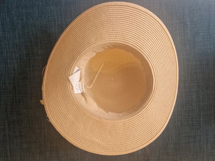Beau chapeau beige Neuf - photo numéro 3