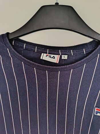 Je vends ce T-shirt FILA pour homme, de couleur bleu marine à rayures blanches, 100% coton. 
Logo FILA brodé
