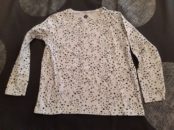 Tshirt blanc avec étoiles noires