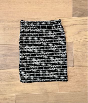 Jupe Stradivarius taille XS - Motif noir et blanc, coupe taille haute ajustée, élastique