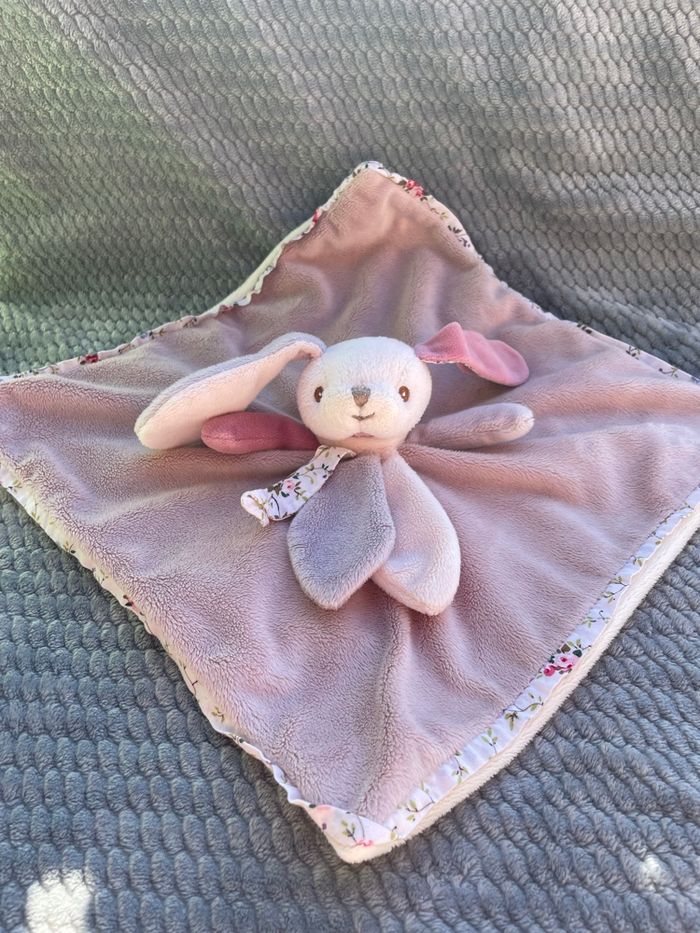 Doudou plat lapin rose mauve fleurs Bukowski