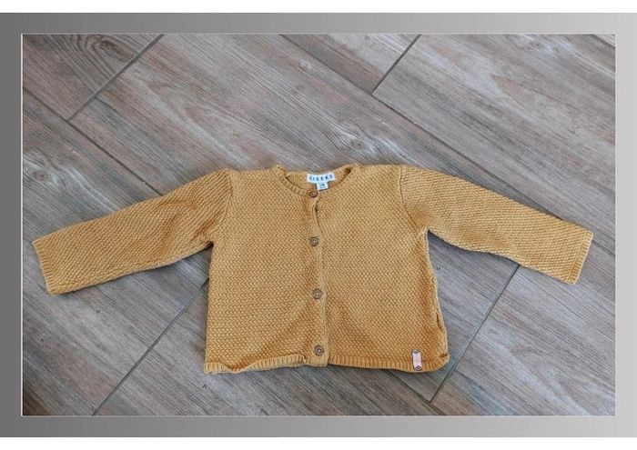 Beau gilet créées jaune moutarde 18 mois