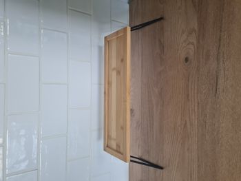 Petite étagère de cuisine en bambou et pieds en métal noir