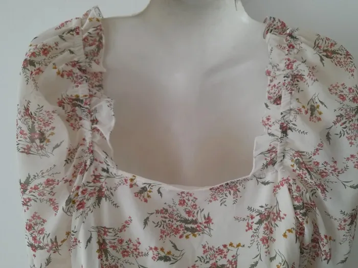 Robe longue forme cintrée et joli décolleté - photo numéro 7