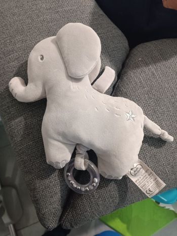 Peluche éléphant musical