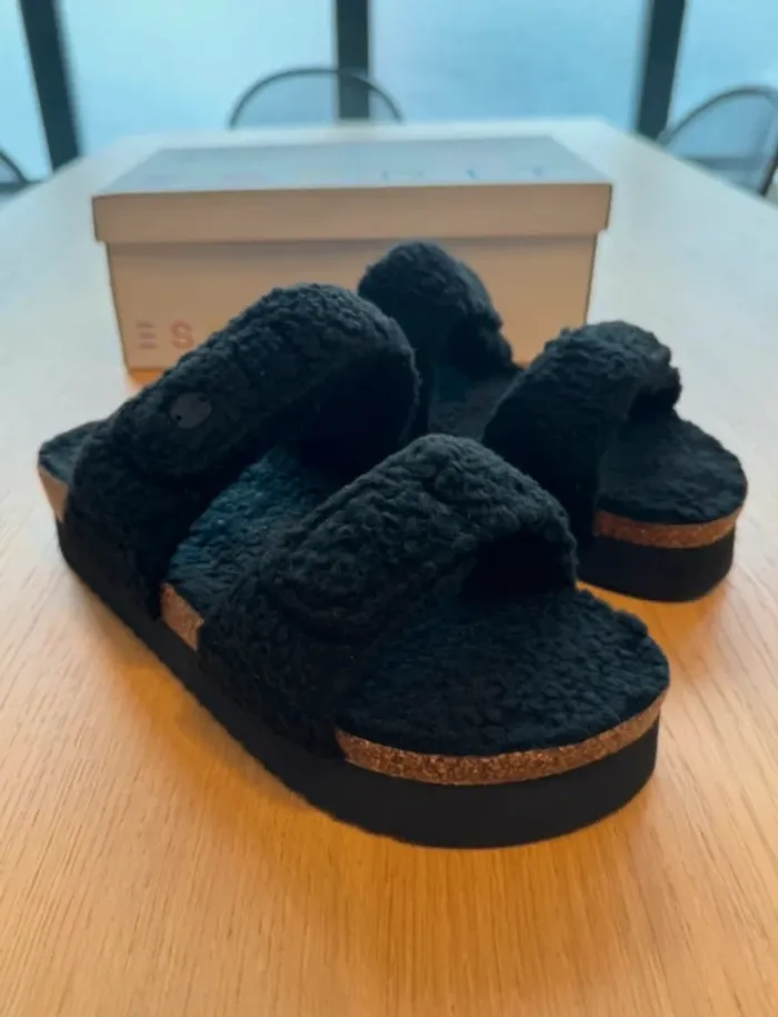 Esprit Mules à scratch Noire imitation fourrure taille 40 Neuf dans sa boîte d'origine.