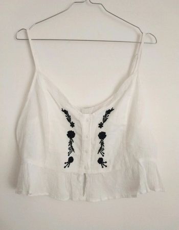 Crop top à broderies noires fleuries Jennyfer neuf étiquetté - Dressing trié par tailles