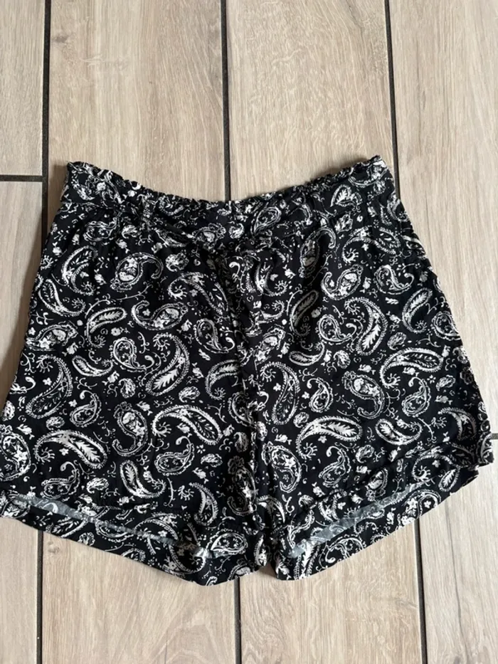 Joli short noir imprimé c&a taille 42