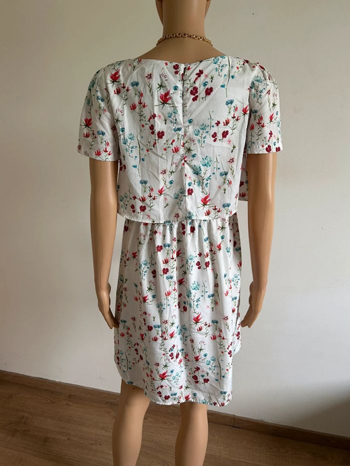Robe blanche et fleurie à manches courtes Naf Naf taille 38 jamais portée - photo numéro 7