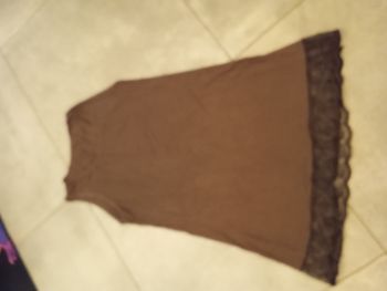 fond de robe marron et dentelle en très bon état