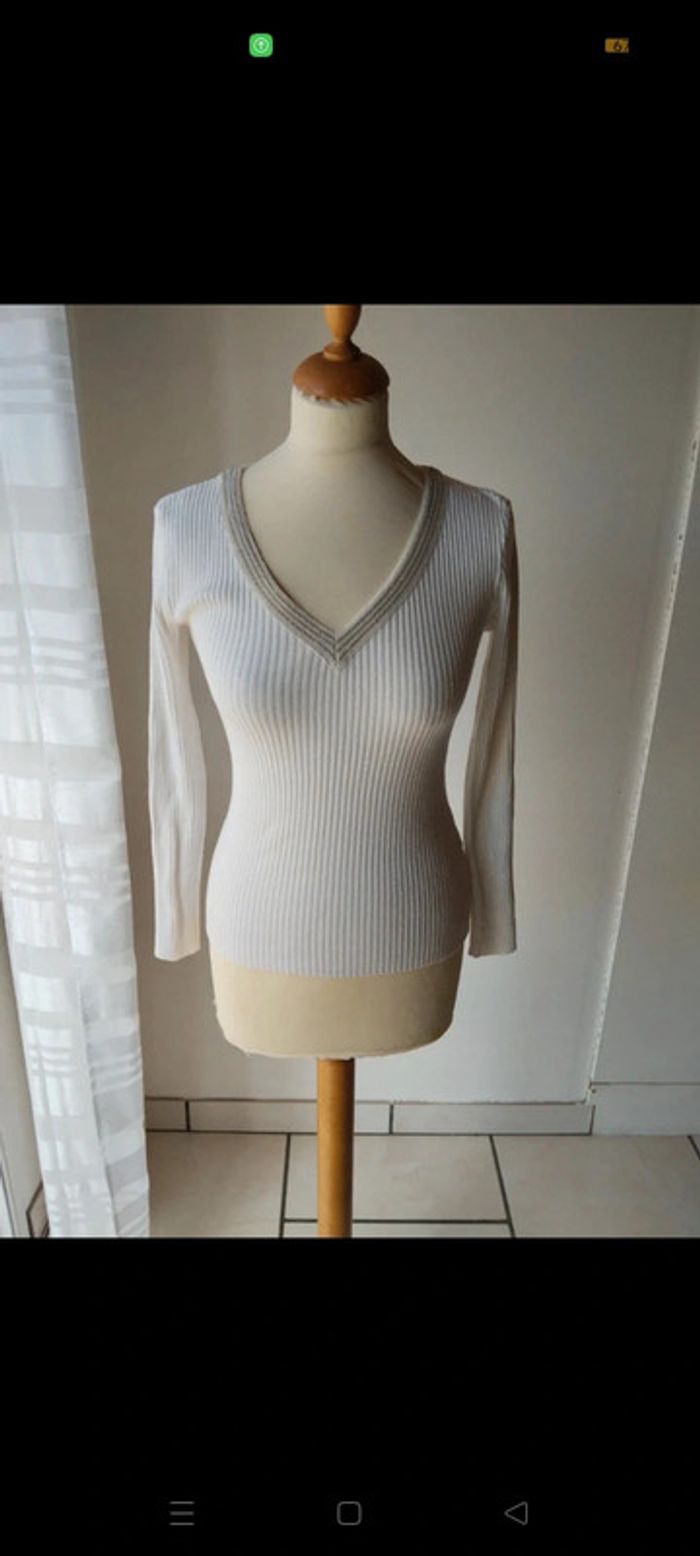 Pull col V blanc-crème avec décolleté discret en strass