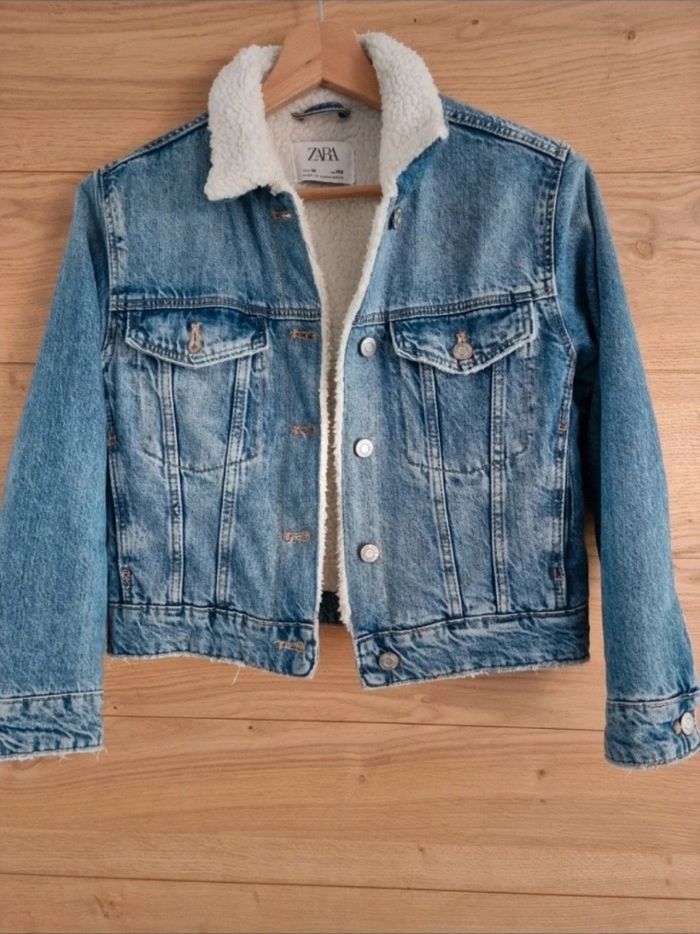 Veste en jeans 
Doublée à l'intérieur 
Zara 
Taille 10 ans - photo numéro 2