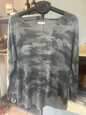 Pull fin camouflage gris