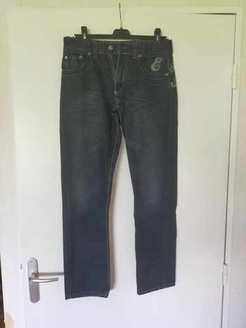 Jean garçon avec inscription sur la poche