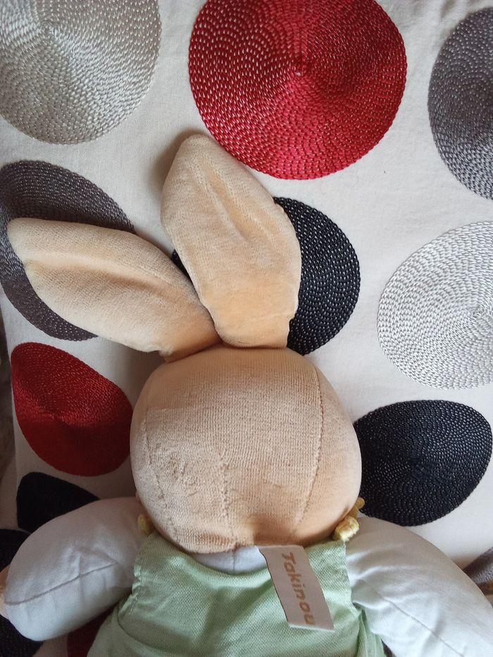 Doudou peluche lapin Takinou beige marron robe verte oiseau brodé vintage ancien tissu vichy jaune blanc intérieur oreilles en posture debout bras blancs lapine  d'occasion - photo numéro 4
