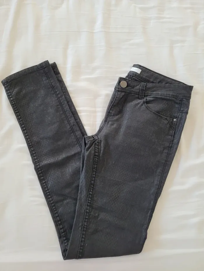 Pantalon Promod slim noir effet peau de serpent