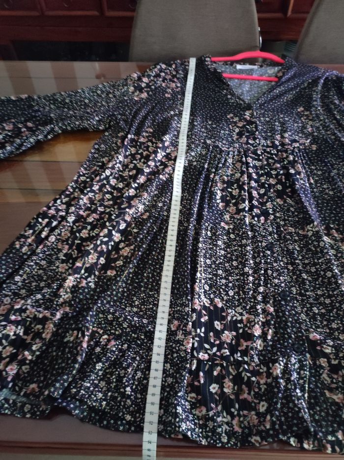 Robe évasée fluide boutonnée à volants, noir, fleurs roses et blanches, avec fils dorés "Paprika" - photo numéro 10