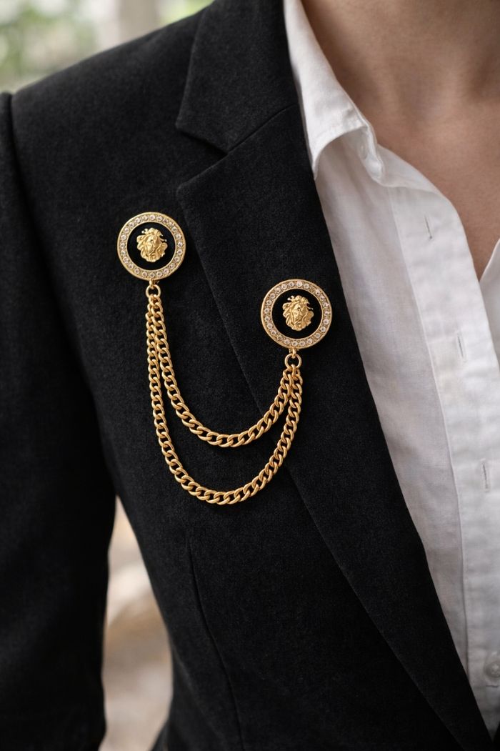 Broche double chaîne dorée tête de lion marque L Embroché 💎 - photo numéro 1
