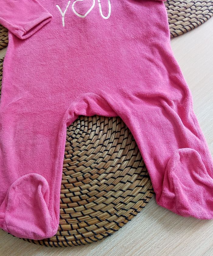 Babygro rose fushia en velours Kiabi taille 12 mois - photo numéro 4