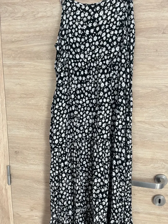 Robe longue noir fleur blanche - photo numéro 2