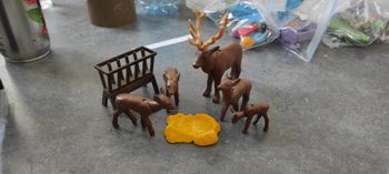 (B32) Playmobil famille cerf/biches/faon avec paille