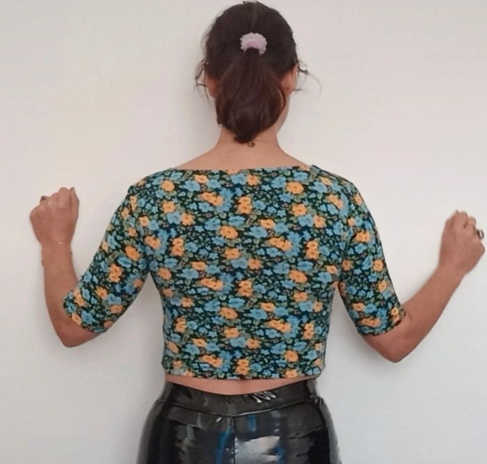 Top crop fleuri Stradivarius 38 - photo numéro 5