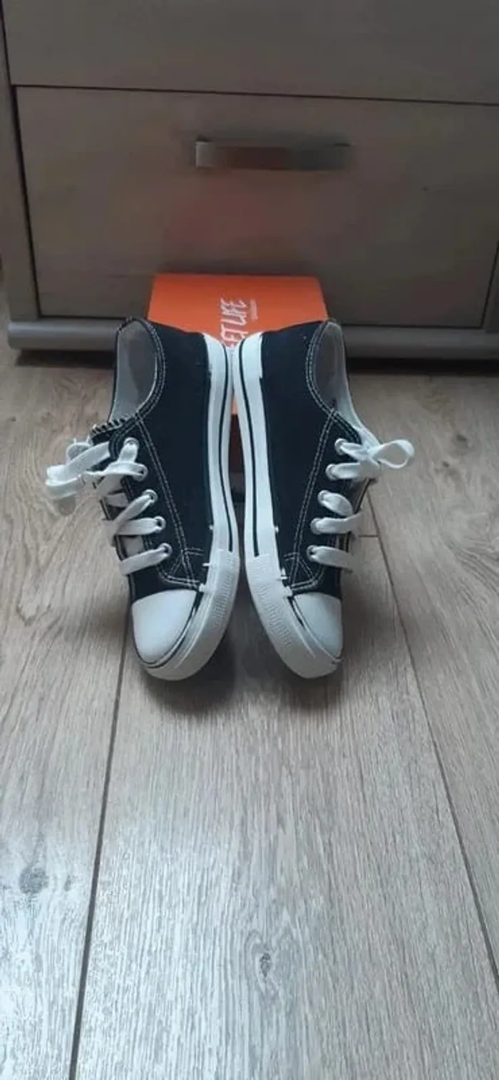 Chaussures basses 35 noires motif coeur - photo numéro 3