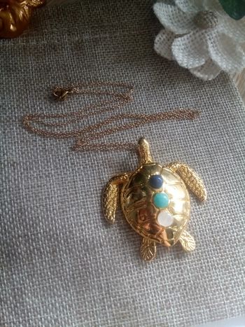 Collier tortue avec pierres naturelles semi précieuses