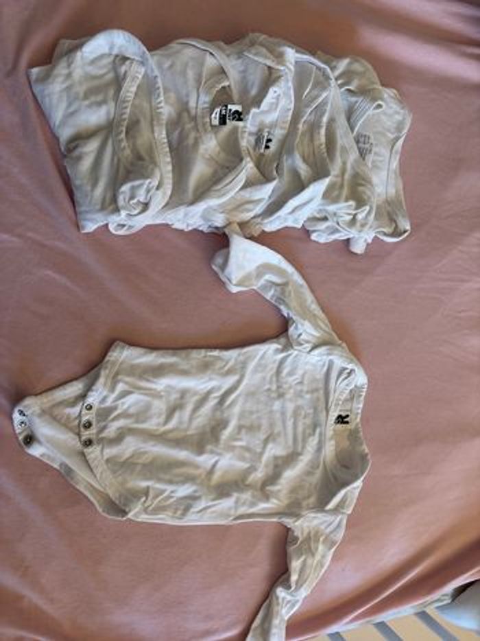 6 mois - 7 bodies blancs manches longues