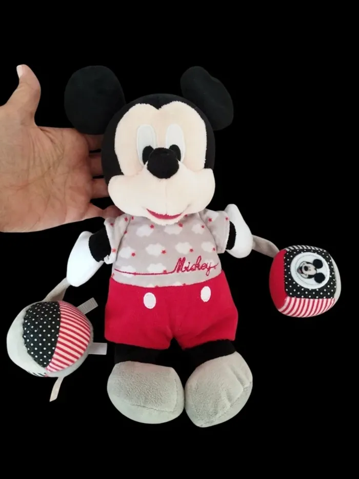 Joli Mickey avec balle et carré (miroir) dans chaque main