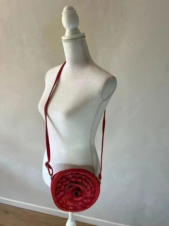 Sac bandoulière femme – rond rouge – détail fleur / rosace – très bon état