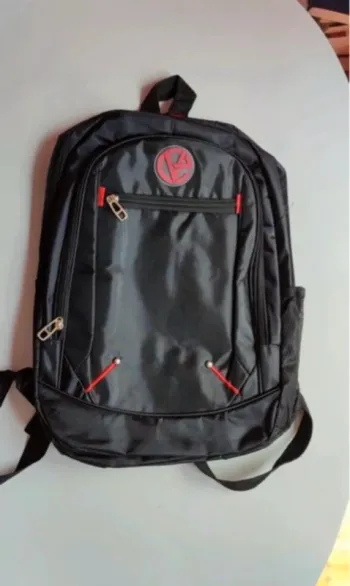 Sac à dos noir coutures rouge neuf