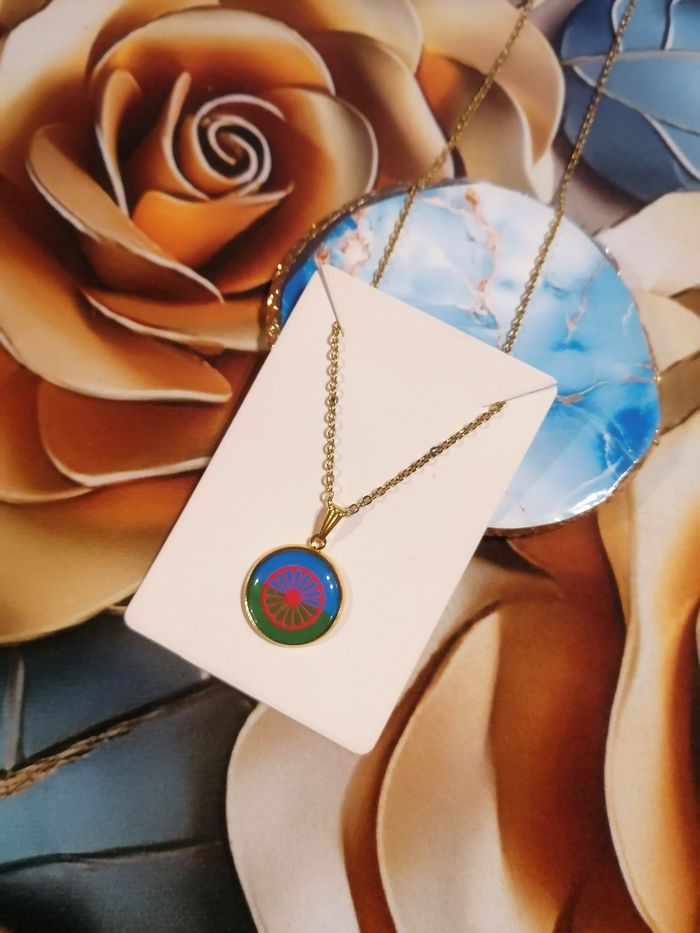 Collier drapeau voyageur - photo numéro 2