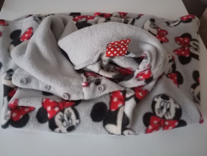 Cape châle . 6 ans . Polyester . Disney Minnie Mouse. Gris clair rouge noir blanc. État neuf . - photo numéro 8