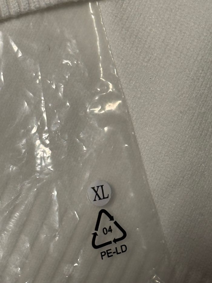 Pulls Ami Taille XL blanc avec le coeur rouge - photo numéro 7