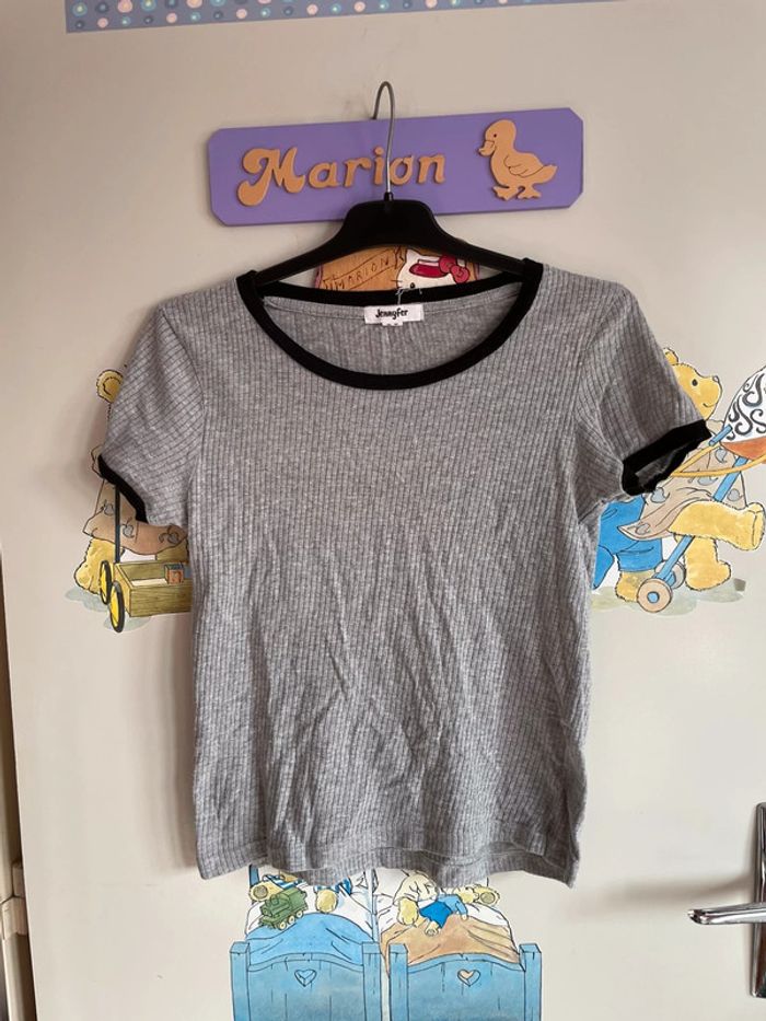 Tee shirt gris et noir à manches courtes, taille 34, marque Jennyfer.