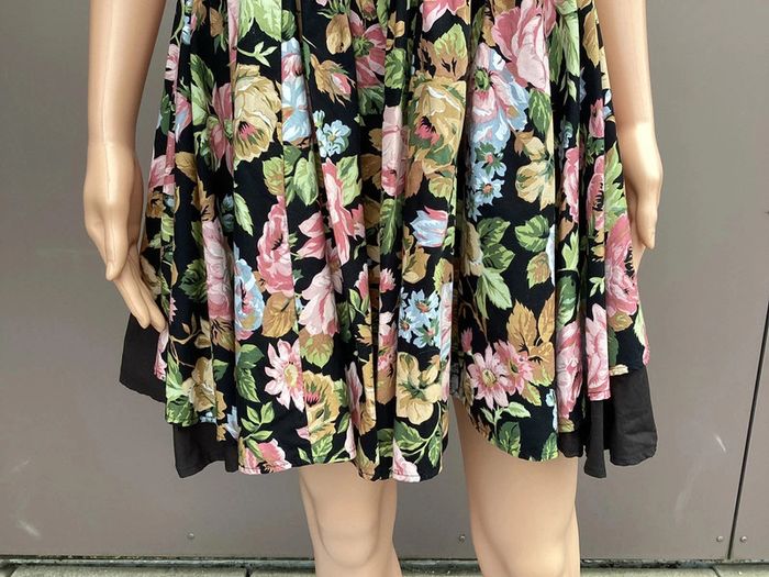 Robe fleurie noire à décolleté lacé – Taille 40 – Excellent état - photo numéro 5