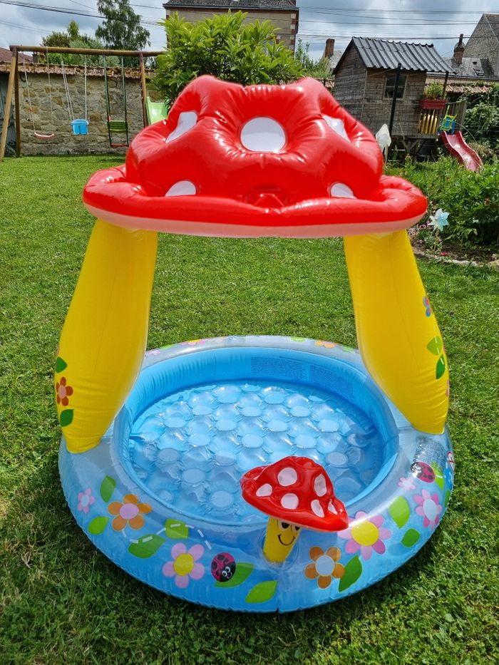 Piscine ombrelle forme champignon Intex