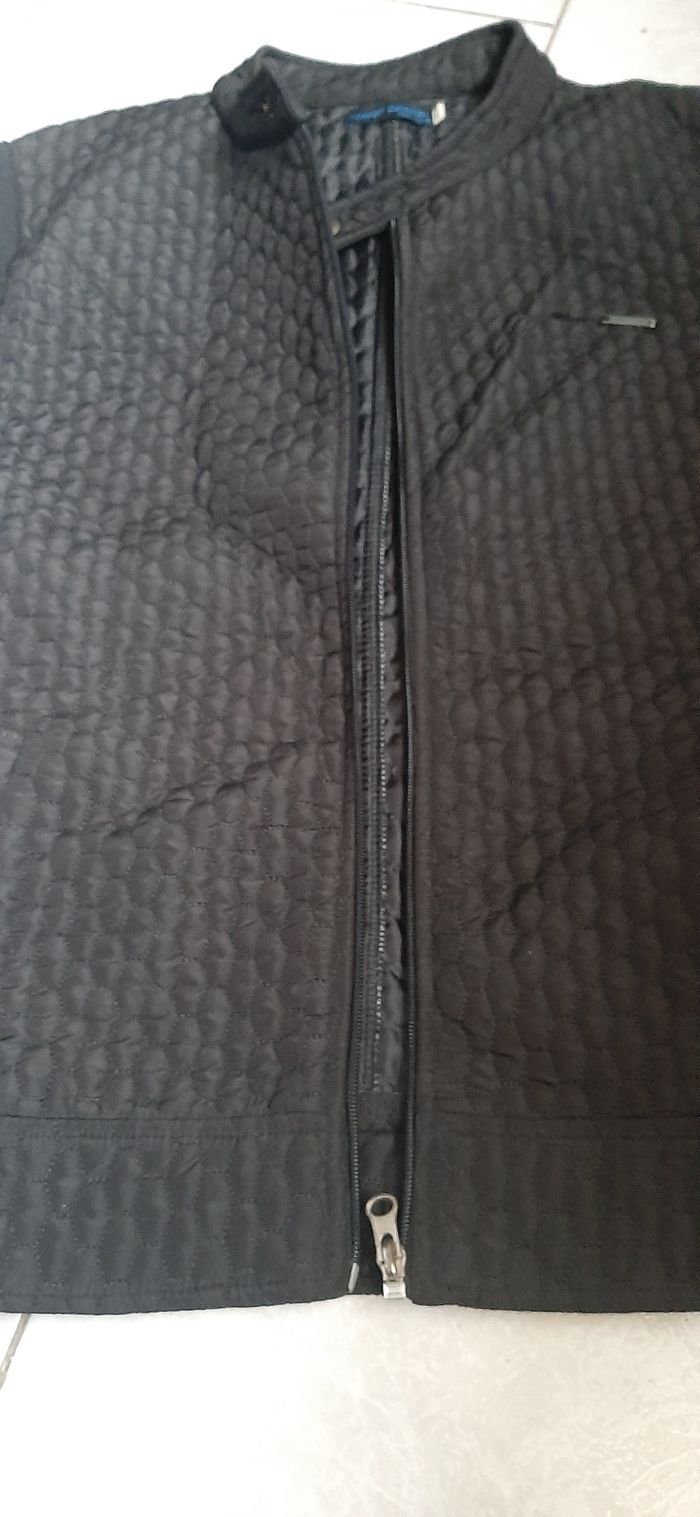 Blouson noir enfant neuf jamais porte - photo numéro 3