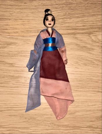 Poupée porcelaine Disney Mulan maquillée