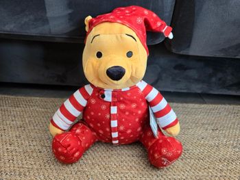 Disney Store Peluche moyenne Winnie l'Ourson Noël Holiday Cheer 2021
