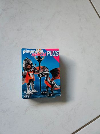 Playmobil 4793 guerrier  et petit dragon Neuf u32