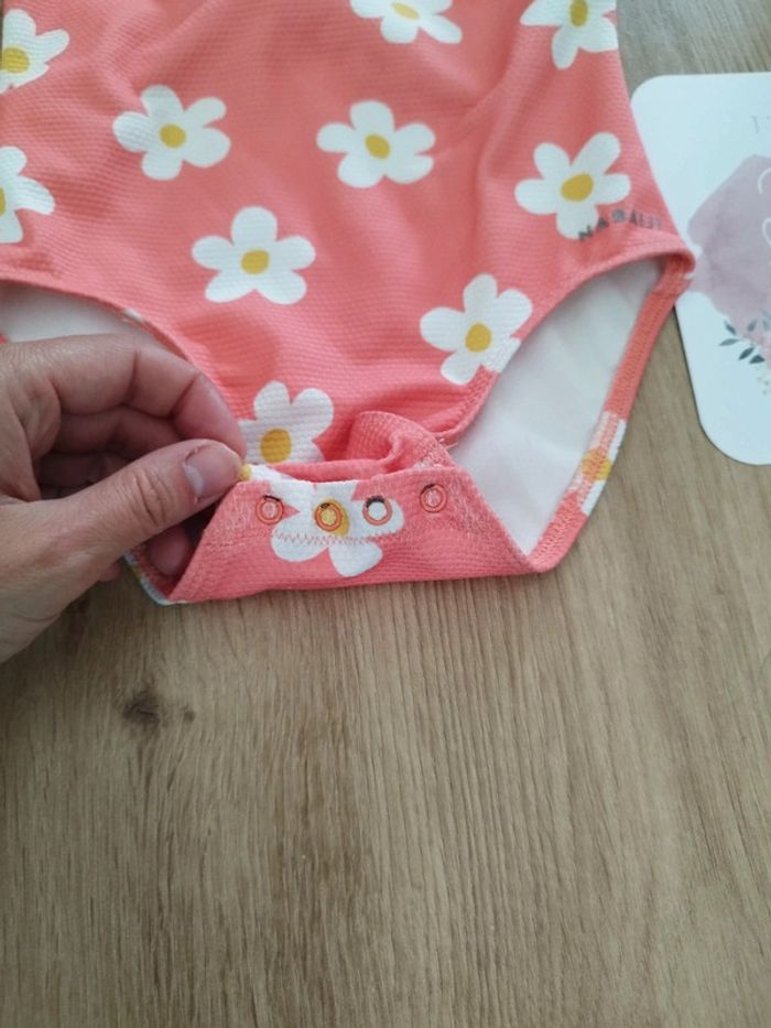 Maillot de bain Decathlon fleuri - photo numéro 2