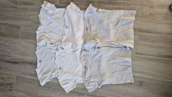 Lot de 6 maillots de corps manche courtes. Taille 6 ans.