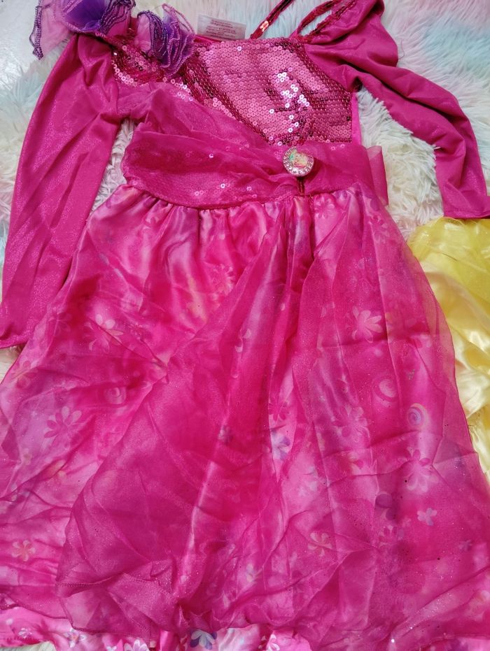 Lot robes déguisement 4/5 ans barbie belle Disney
